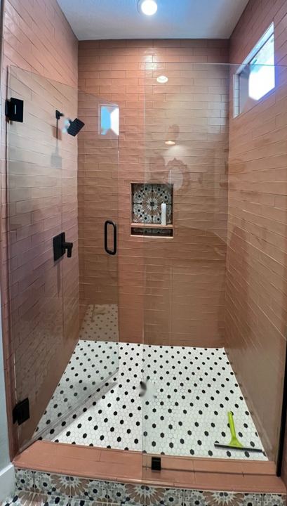 Shower with niche and window