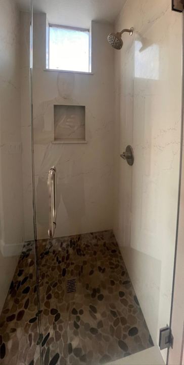 Shower with pebble floor and niche