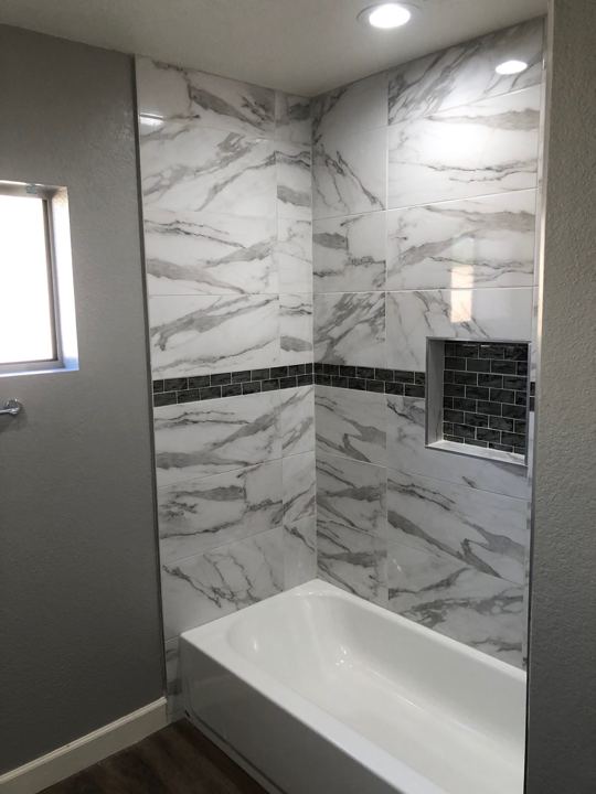 Tile tub surround with niche