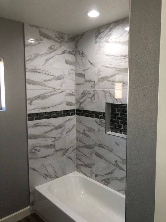 Tub surround and accent band