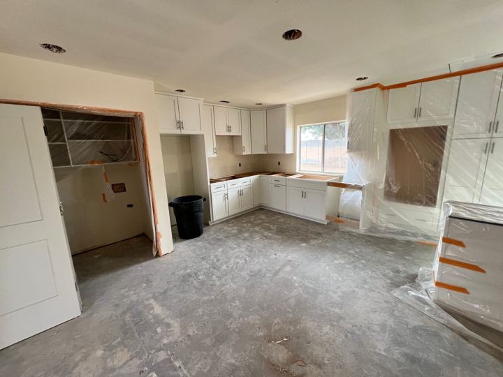 Kitchen cabinets set