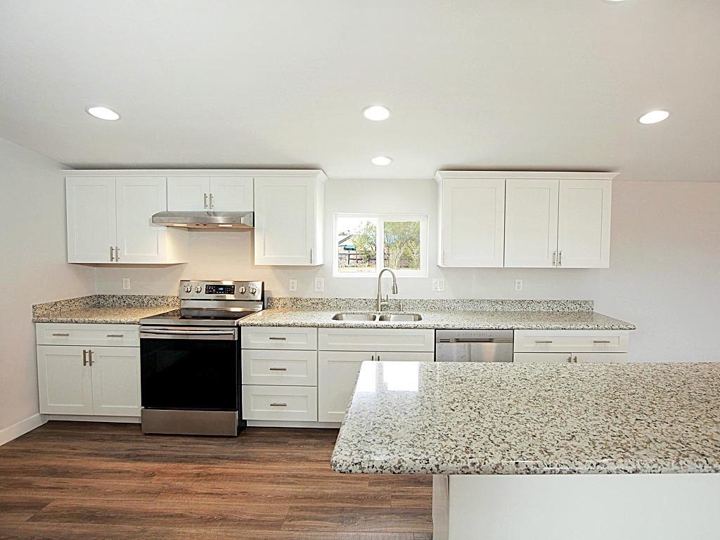 White shaker kitchen with granite